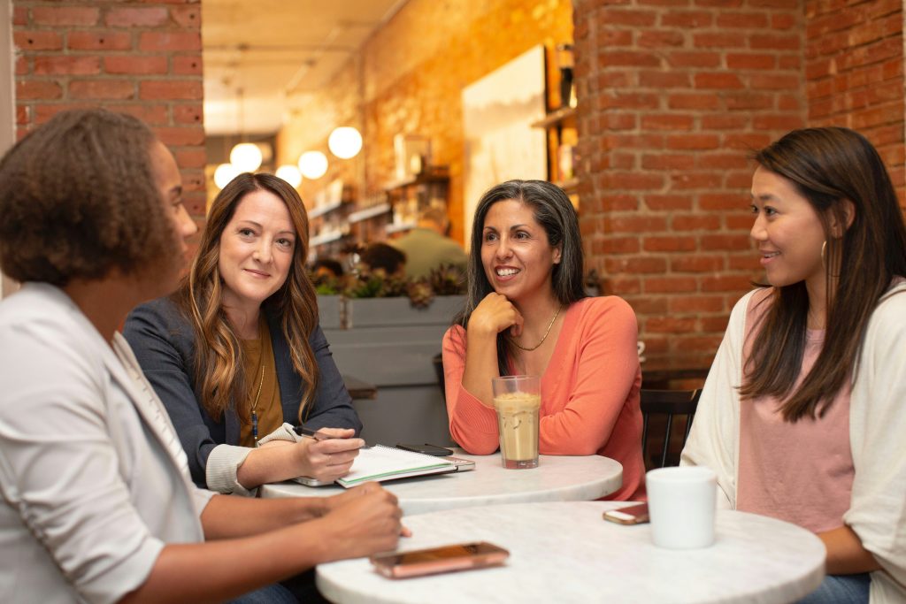 Vrouwen in gesprek in een cafe