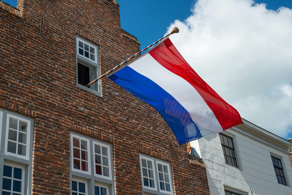 nederlandse vlag aan vlaggenmast