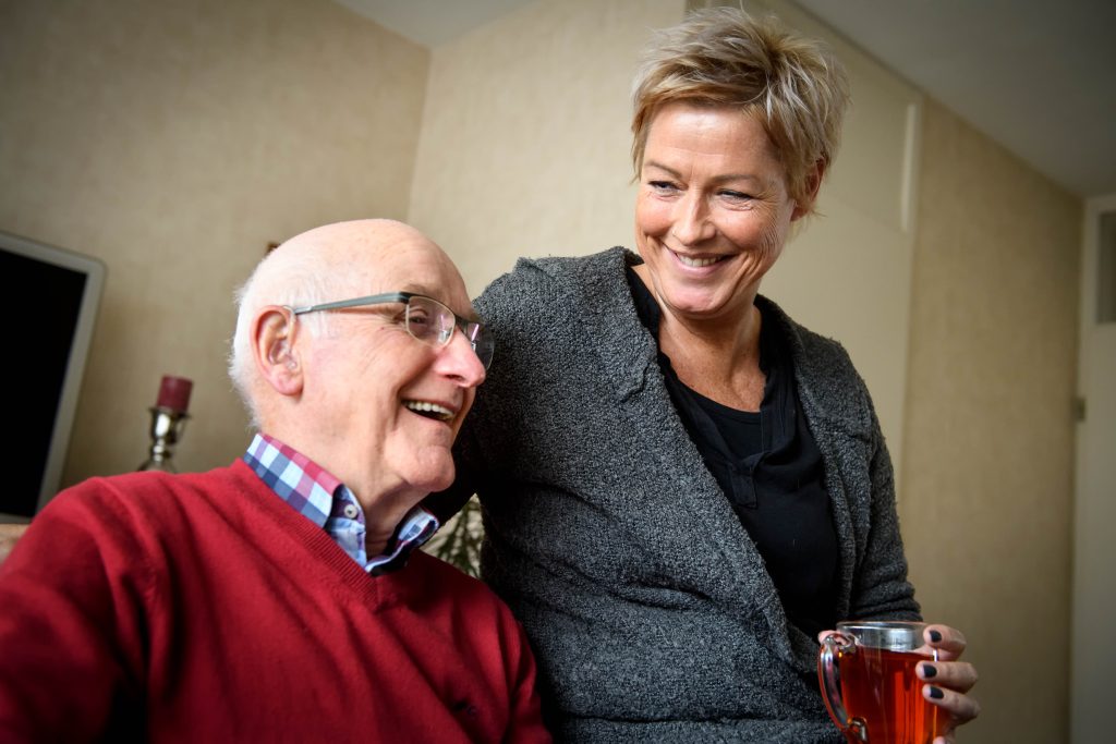 dochter drinkt met oudere vader een kopje thee